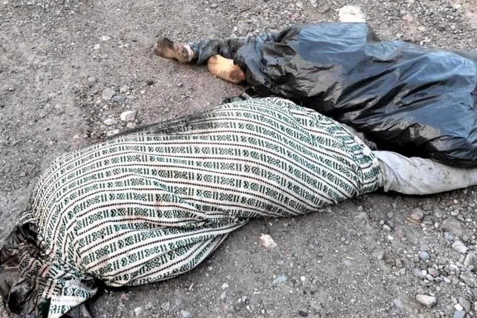 Esta mañana, pese a la presencia de fuerzas de los tres niveles de Gobierno, a la orilla de la carretera Apatzingán-Cuatro Caminos fueron dejados dos cuerpos decapitados.