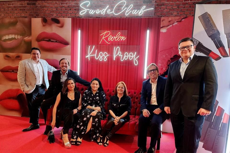 El director global de Revlon, Charles Waters, celebró a las mujeres con fiesta en la CDMX por ser la principal motivación de la marca.