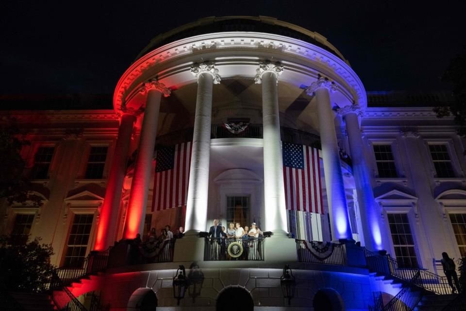 El Presidente de Estados Unidos, Joe Biden, y su familia observan los fuegos artificiales por el Día de la Independencia.