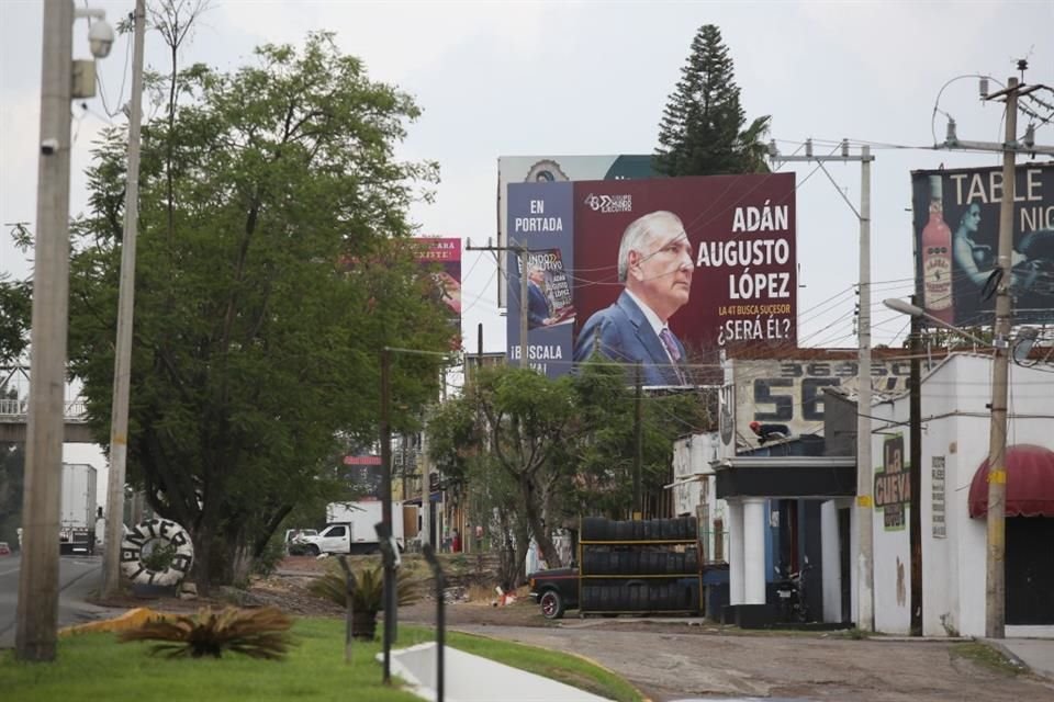 En el seno morenista hay expresiones de legalidad y critica sobre la cantidad de espectaculares que promueven a las 'corcholatas'.