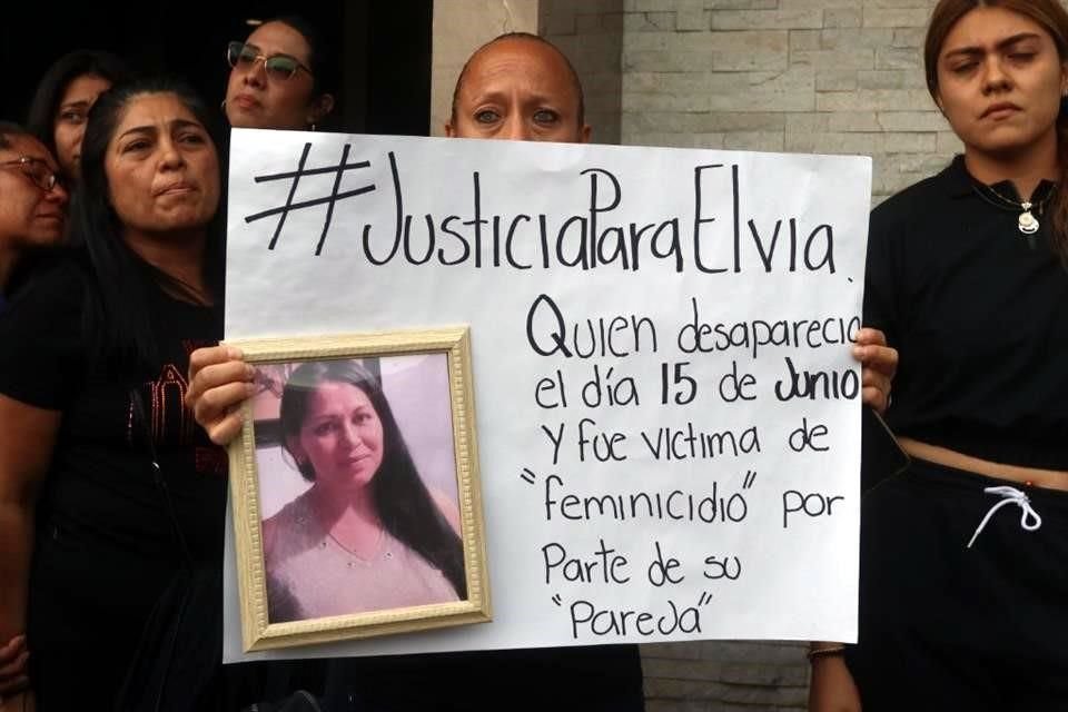 La mujer, quien desapareció el 15 de junio, fue velada ayer en una funeraria.