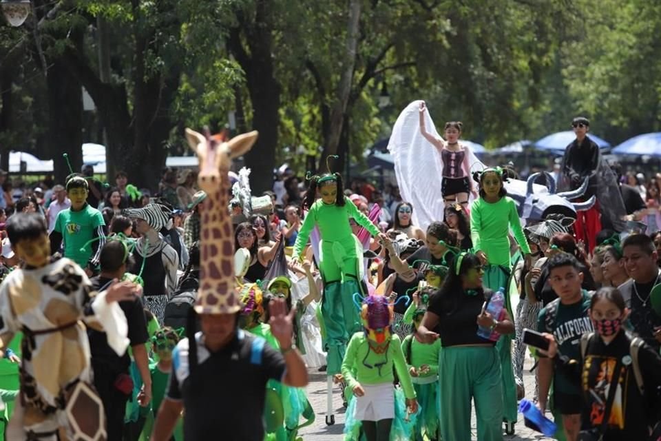 Con un festival y rebanadas de pastel, visitantes festejaron el centenario del lugar.