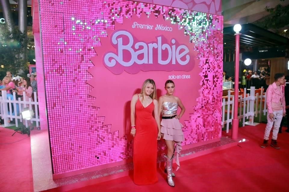 Las tiktokers Isabella y Ana Tena fueron de las primeras en desfilar por la alfombra rosa.