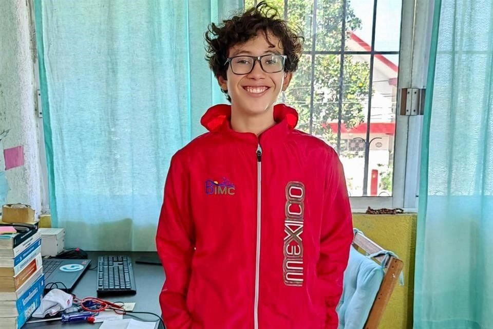 Luis Veudi Vivas Pérez, de 14 años y quien participó desde los 9 años en concursos de matemáticas, ganó la medalla de plata en un concurso internacional organizado por Bulgaria.