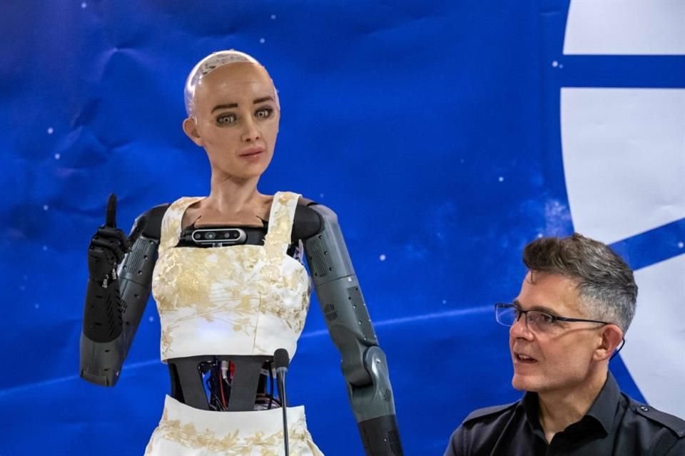 'No tenemos los prejuicios o emociones que pueden oscurecer la toma de decisiones, y podemos procesar rápidamente una gran cantidad de datos', señaló la robot Sophia.