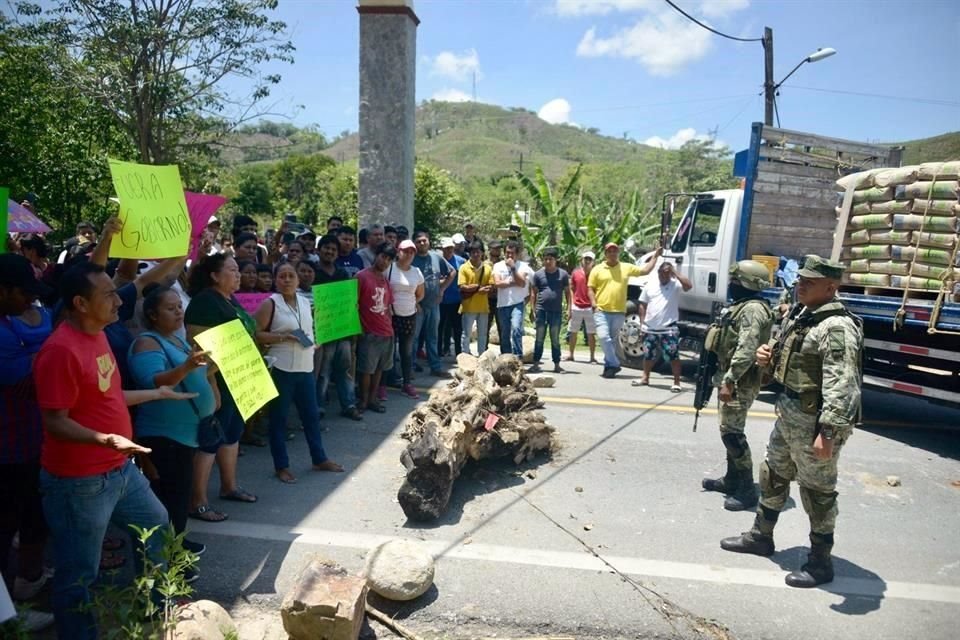 Bloqueo en la vía federal Acapulco-Chilpancingo.