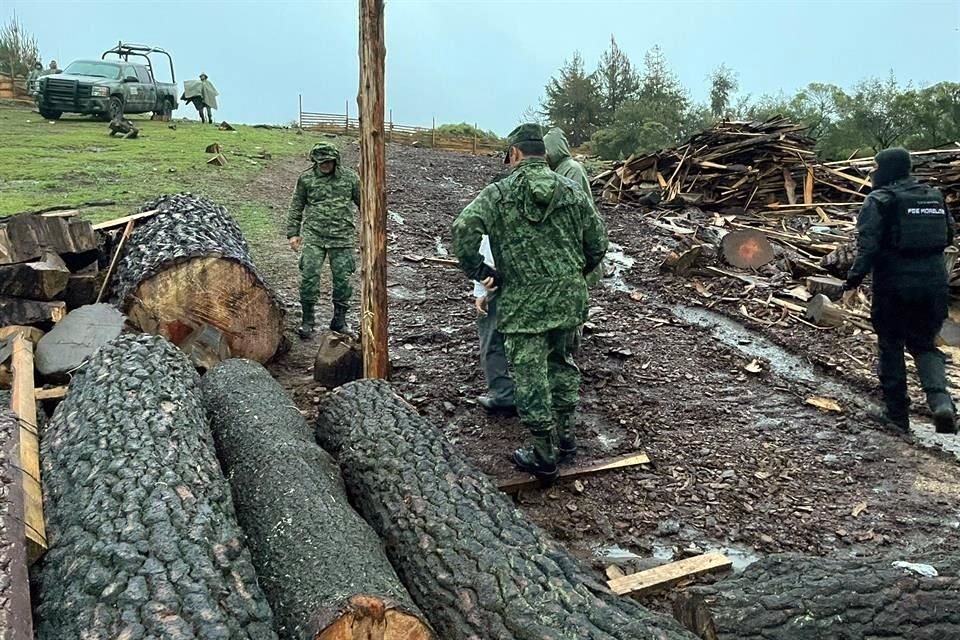 Los militares están esperando una orden de cateo en un domicilio.