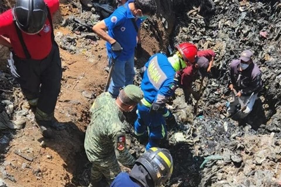 La víctima es el operador de la maquinaria, un hombre de 56 años que quedó sepultado y cuyo ayudante continúa desaparecido, tras deslave en el relleno sanitario de Santiago Tepatlaxco, Naucalpan.