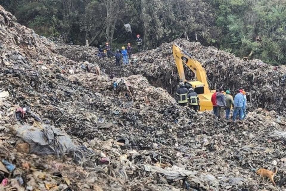 Los reportes señalan que se deslizaron aproximadamente siete millones de basura y desperdicios, con lo que varios trabajadores quedaron sepultados.