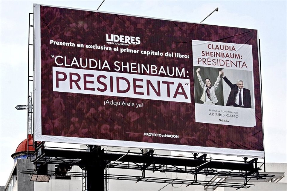 Tras darse a conocer que libro sobre Claudia Sheinbaum se promueve en espectaculares, la 'corcholata' y la editorial negaron haberlos pagado.