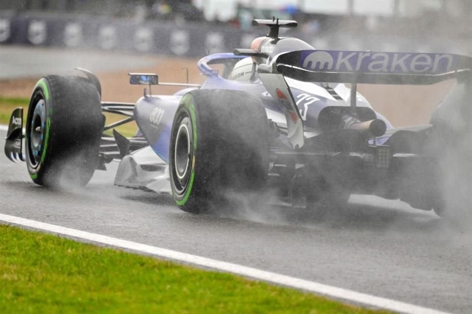 La lluvia estuvo presente en el circuito de Silverstone.