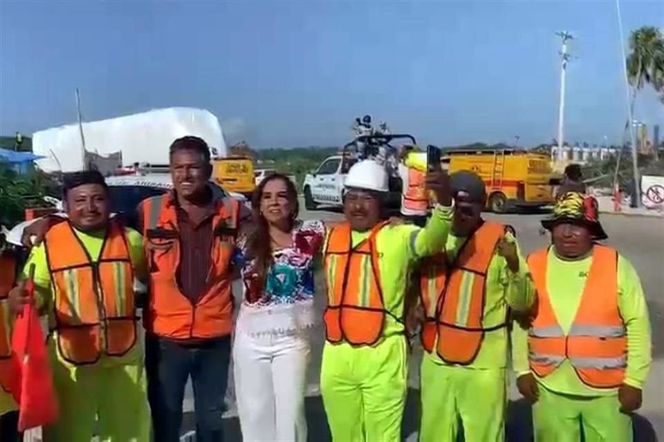 Un grupo de trabajadores festejó junto con la Gobernadora Mara Lezama el arribo del primer vagón del Tren Maya.