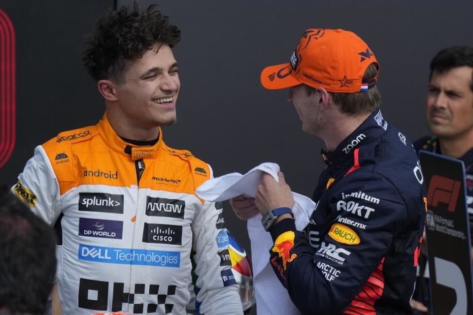 Un sonriente Lando Norris platica con Max Verstappen al final de la qualy.