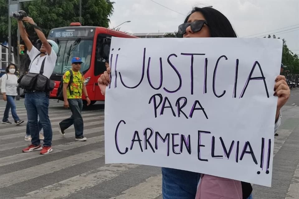 Fue pasado el medio día que los familiares realizaron el cierre de la circulación para exigir a las autoridades que agilicen las investigaciones para detener al presunto feminicida. 