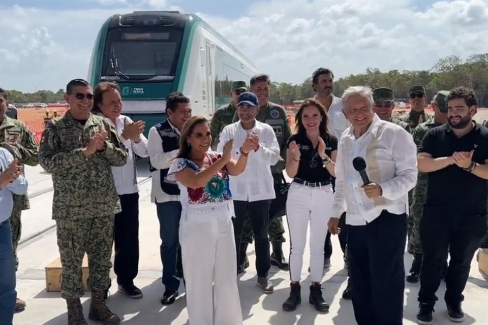  AMLO subió al primer vagón de Tren Maya, que llegó hoy a Cancún, y mencionó que 'es un hecho histórico'; espera inaugurar obra en diciembre.