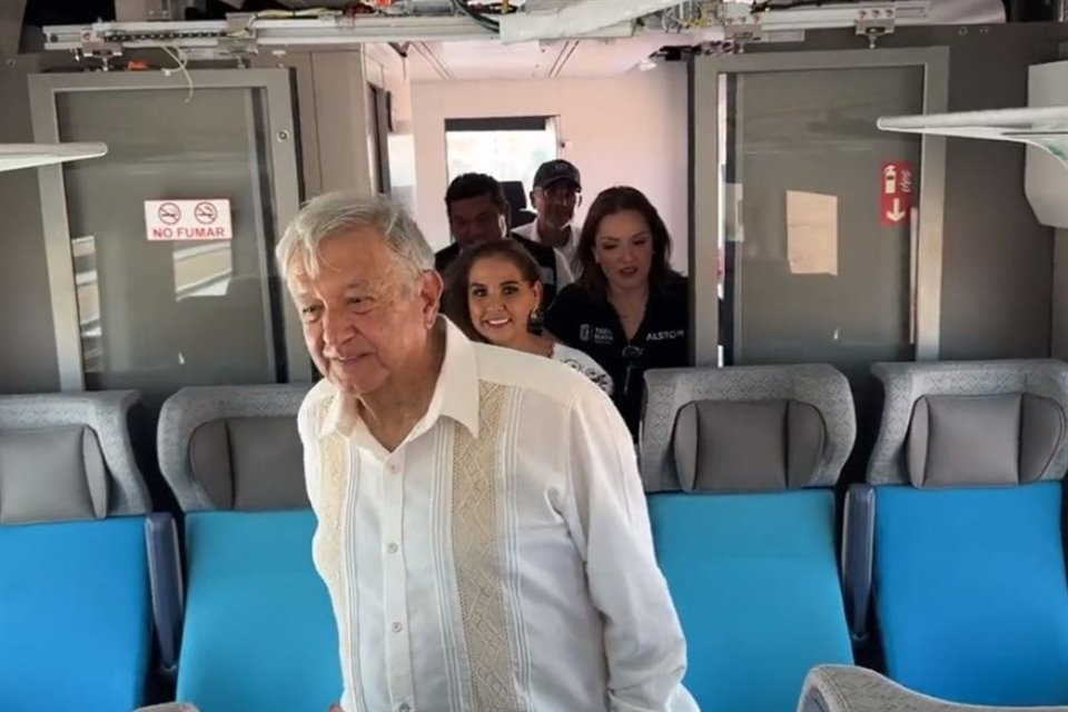   AMLO subió al primer vagón de Tren Maya, que llegó hoy a Cancún, y mencionó que 'es un hecho histórico'; espera inaugurar obra en diciembre.