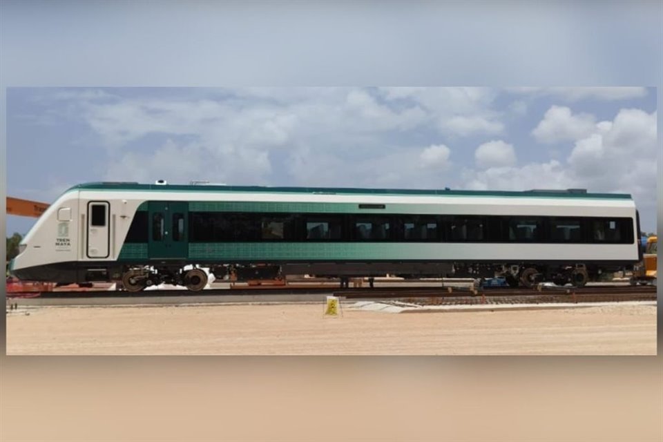  AMLO subió al primer vagón de Tren Maya, que llegó hoy a Cancún, y mencionó que 'es un hecho histórico'; espera inaugurar obra en diciembre.