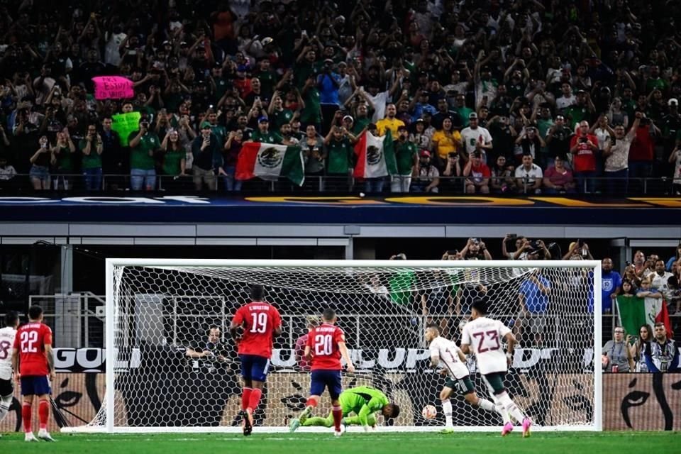 Orbelín anotó de penal el primer gol de México.