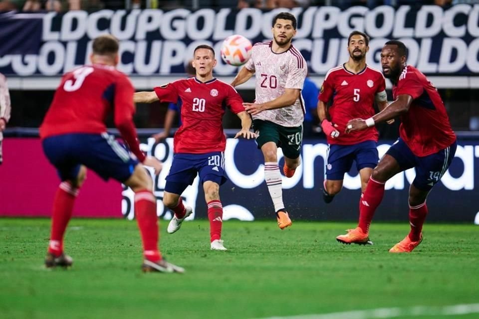 Henry Martín no pudo anotar, pero a él le cometieron la falta del penal.