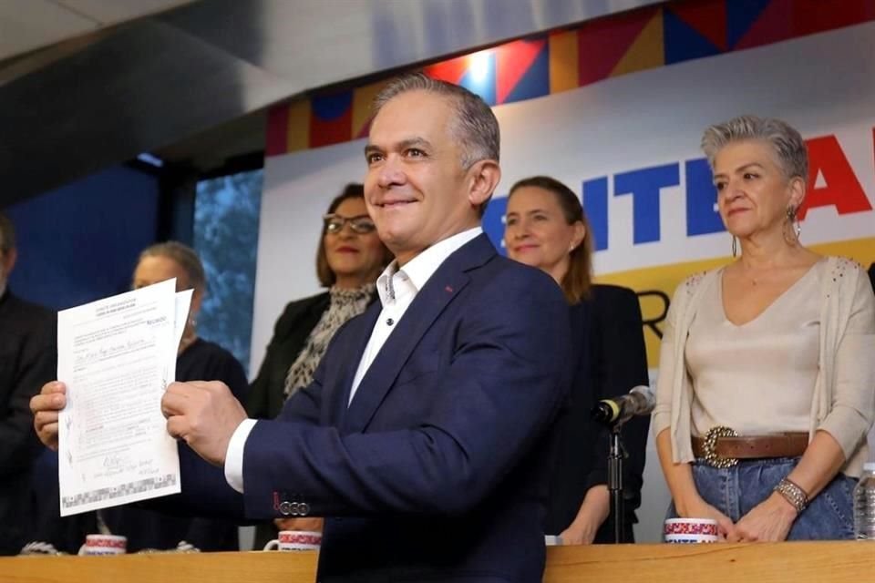 El senador Miguel Ángel Mancera se registró ante el Comité Organizador del Frente Amplio por México.