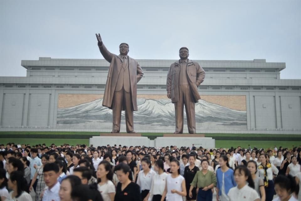 Personas visitan la estatua de Kim Il Sung y Kim Jong Il el 8 de julio, en Corea del Norte.