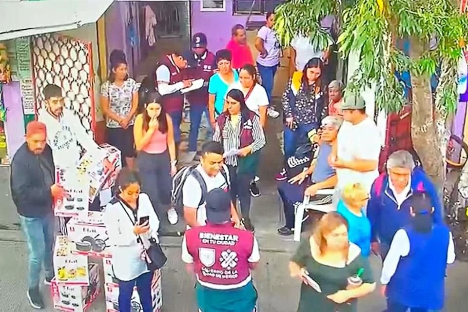 A nombre de Claudia Sheinbaum, brigadistas regalaron baterías de cocina a residentes de una colonia en la Alcaldía Álvaro Obregón.