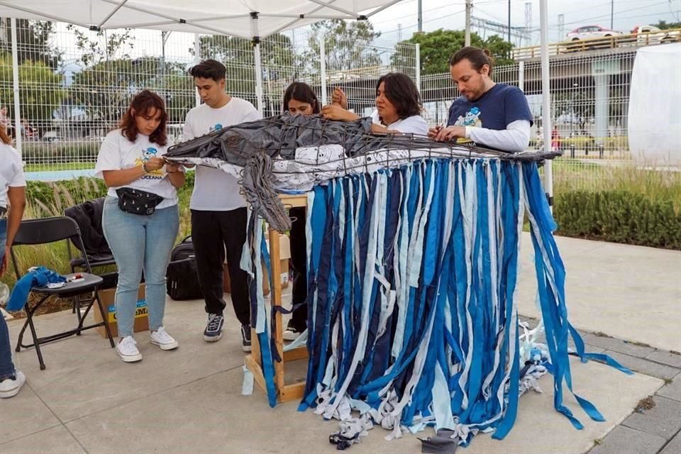 La escultura en forma de ballena fue instalada en el Barco Utopía.