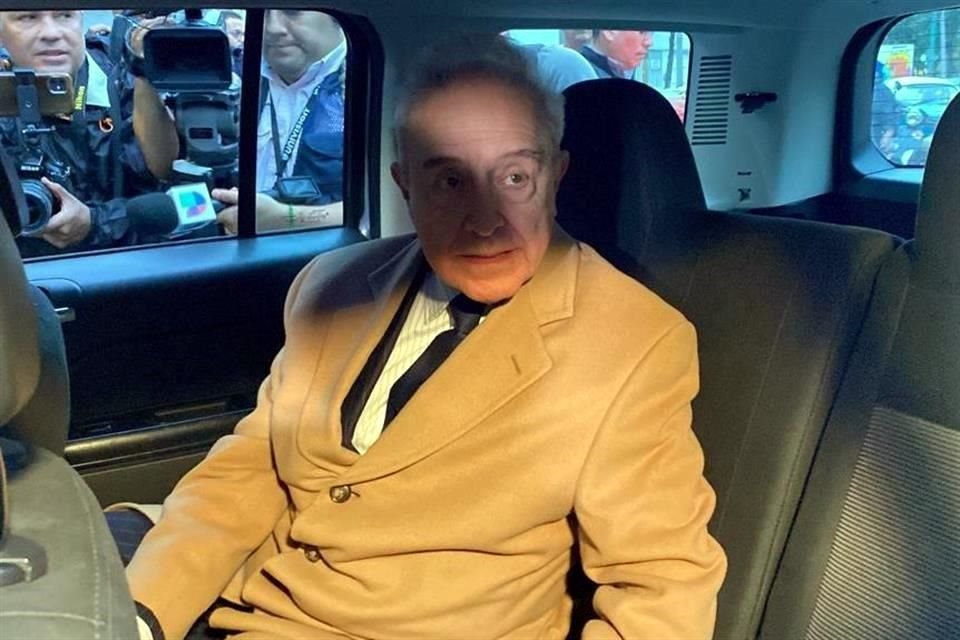 El senador Héctor Vasconcelos afuera del Panteón Francés.