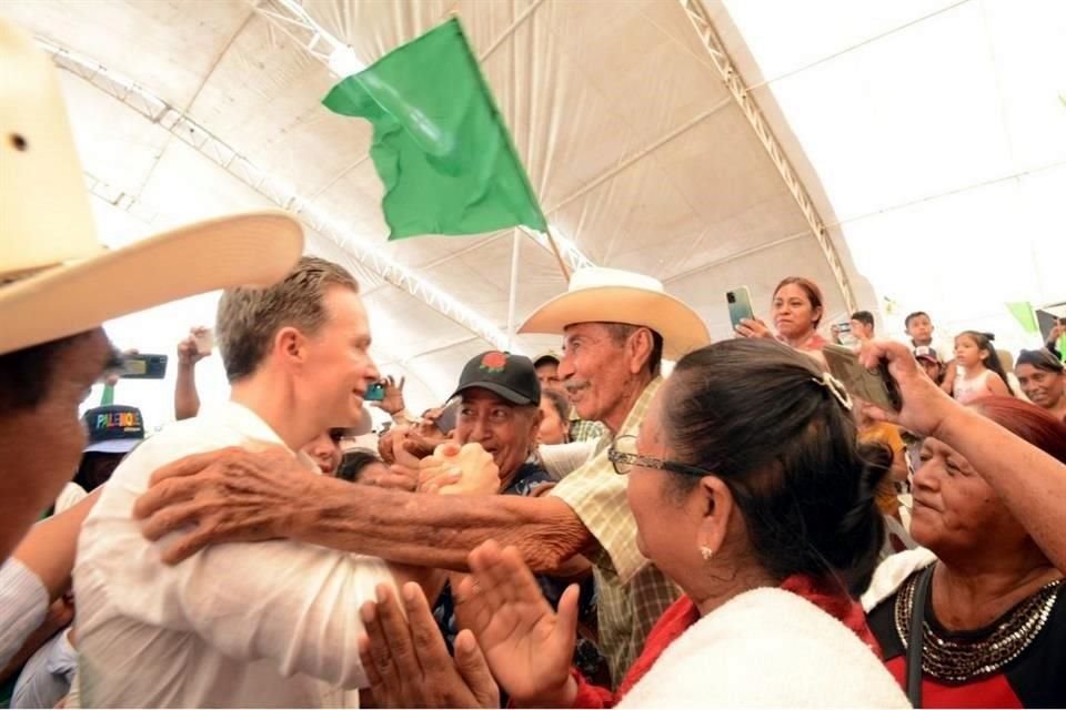 El aspirante presidencial del PVEM, Manuel Velasco, fue recibido por miles de simpatizantes en Palenque, Chiapas.