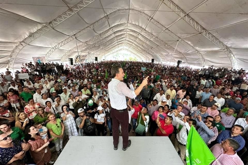 A la asamblea del ex Mandatario chiapaneco fueron movilizados miles de simpatizantes.