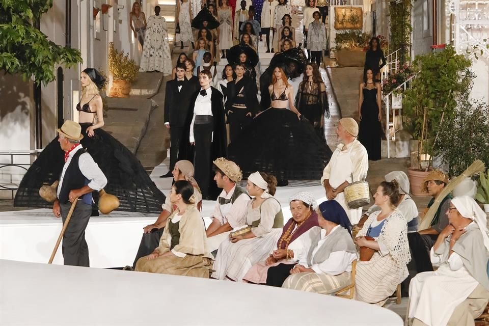 Dolce & Gabbana presenta su desfile de Alta Moda en Alberobello con diseños que preservan la cultura local italiana.