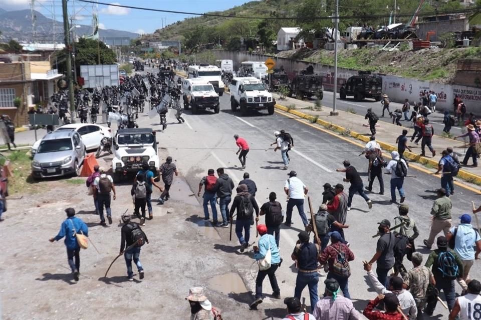 Durante el enfrentamiento, los pobladores tomaron de rehenes a dos policías estatales y un camión blindado de seguridad lo vandalizaron.