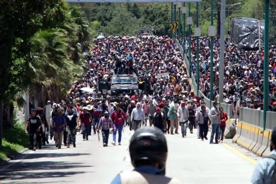 Los manifestantes robaron un vehículo blindado de la Policía estatal luego de enfrentarse a los elementos de esa corporación y de la GN en Chilpancingo, Guerrero.