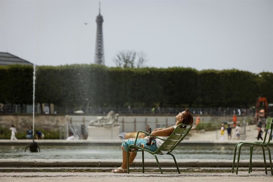 Una mujer toma el sol en los jardines de las Tullerías el 10 de julio, en París.