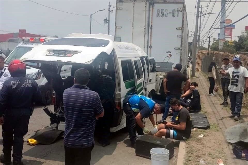 Al menos 10 personas resultaron lesionadas en el choque de una camioneta de transpore público y un trailer en Cuautitlán Izcalli.