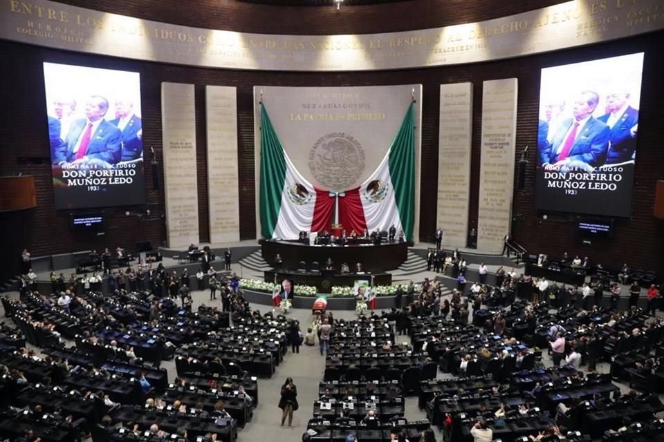 Al acto en San Lázaro acudieron legisladores, familiares y políticos, incluida la Secretaria de Gobernación, Luisa Alcalde.