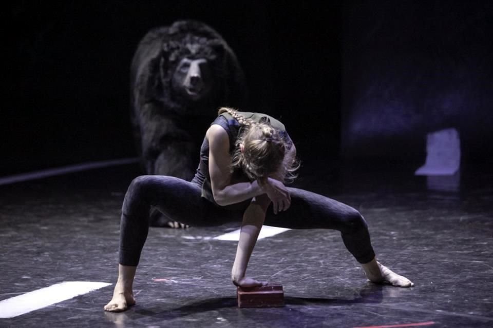 La obra del coreógrafo belga Wim Vandekeybus, 'Traces', reflexiona sobre la humanización de los animales como una forma de maltrato.