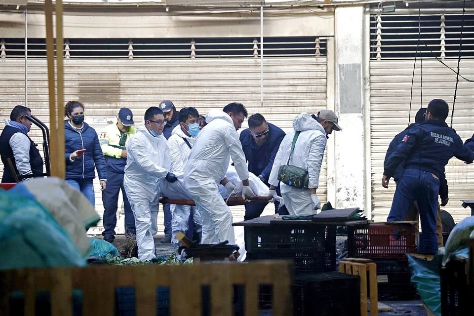 Nueve personas fueron asesinadas y calcinadas, entre ellas tres menores de edad, en una nave de la Central de Abasto de Toluca.