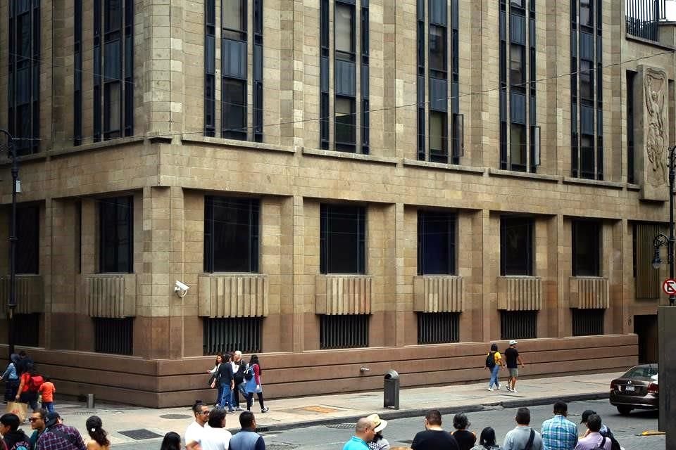 Entre su legado, destaca el edificio este del Banco de México (5 de mayo y Callejón de la Condesa, Centro Histórico).