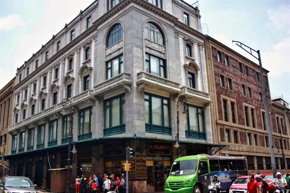 Edificio en 'L' que abraza al inmueble conocido como La Palestina, sobre 5 de Mayo y Bolívar.