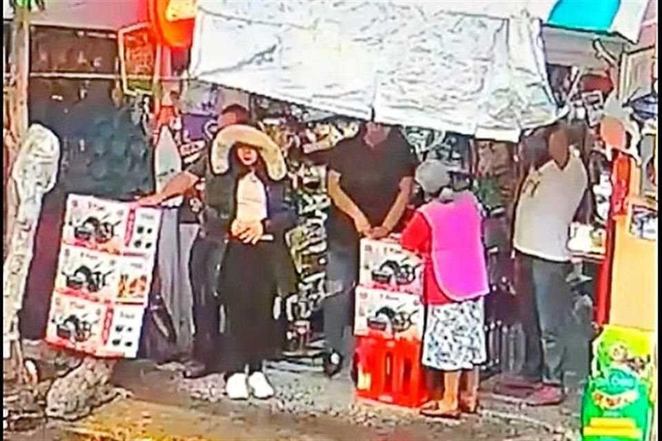 La lluvia de ese día complicó el traslado para algunos. En la tienda tuvieron que esperar un poco.