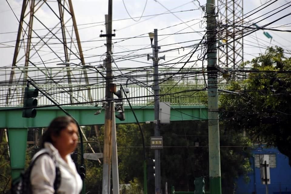 Marañas de cableado cuelgan de postes en gran parte de la Ciudad, aunque mucho de ese cable ya está en desuso.