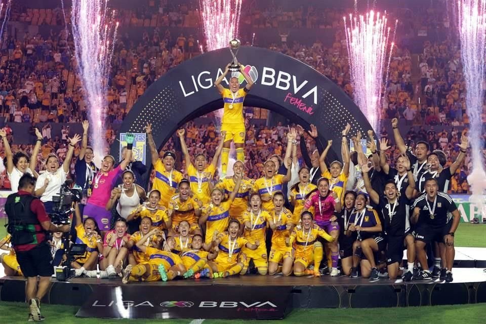 Tigres Femenil levantó su segundo título de Campeón de Campeones de la Liga MX Femenil.