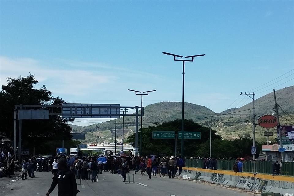 Unos pobladores accedieron a mesa de negociación, pero otros mantienen cerrada la Autopista.