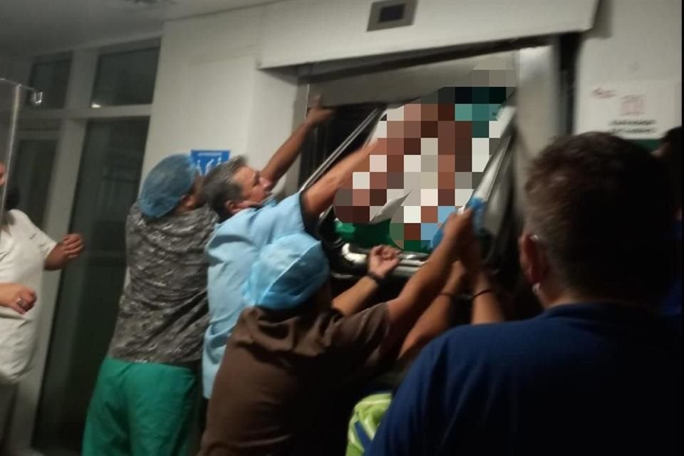 La niña murió prensada por un elevador del IMSS en Playa del Carmen.