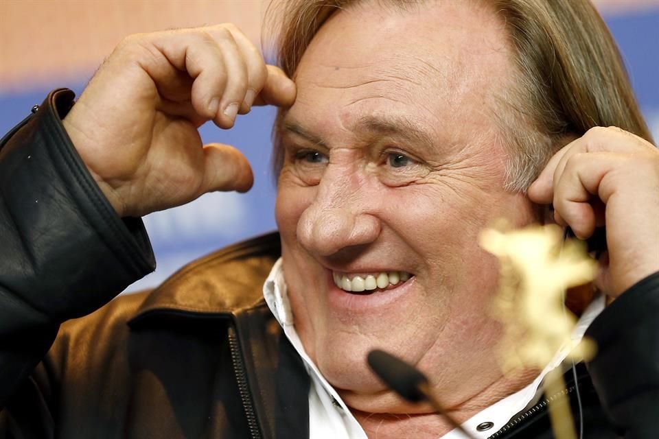 El actor Gérard Depardieu fue acusado de  agredir sexualmente a una mujer durante el rodaje de una película.