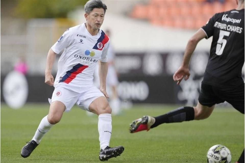 Con 56 años, el delantero japonés Kazuyoshi Miura seguirá activo en el futbol profesional, pues renovó con el Oliveirense de Portugal.