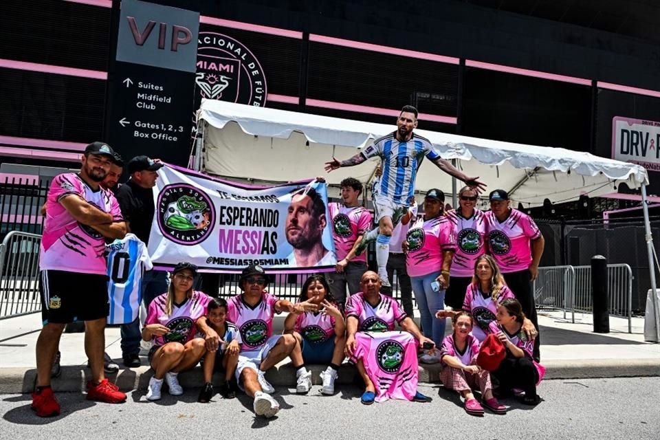 Decenas de aficionados ya esperan a Lionel Messi en el estadio del Inter Miami.