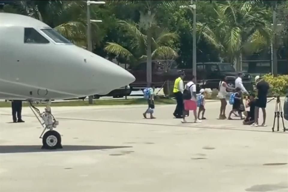 Con toda la familia y en un jet privado, Lionel Messi llegó a Miami para comenzar con su aventura en la MLS; el domingo será presentado.