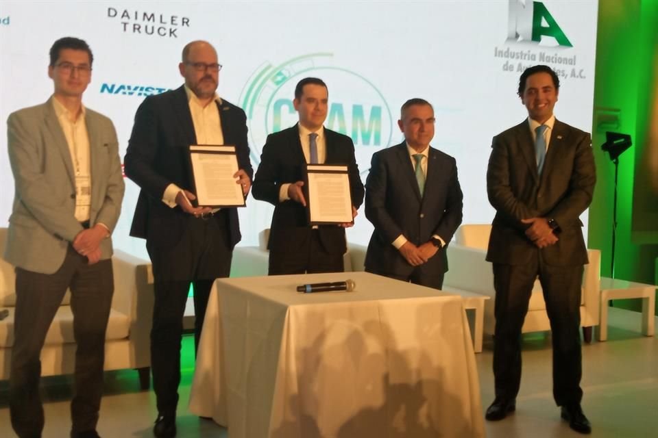 El Convenio Cero Emisiones fue firmado por Miguel Elizalde, presidente de la ANPACT, y Armando Cortés, director general de la Industria Nacional de Autopartes, en el marco del CIIAM.